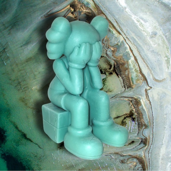 Designer Street Art Custom Hand Poured Kaws Candle - Picture 12 of 16